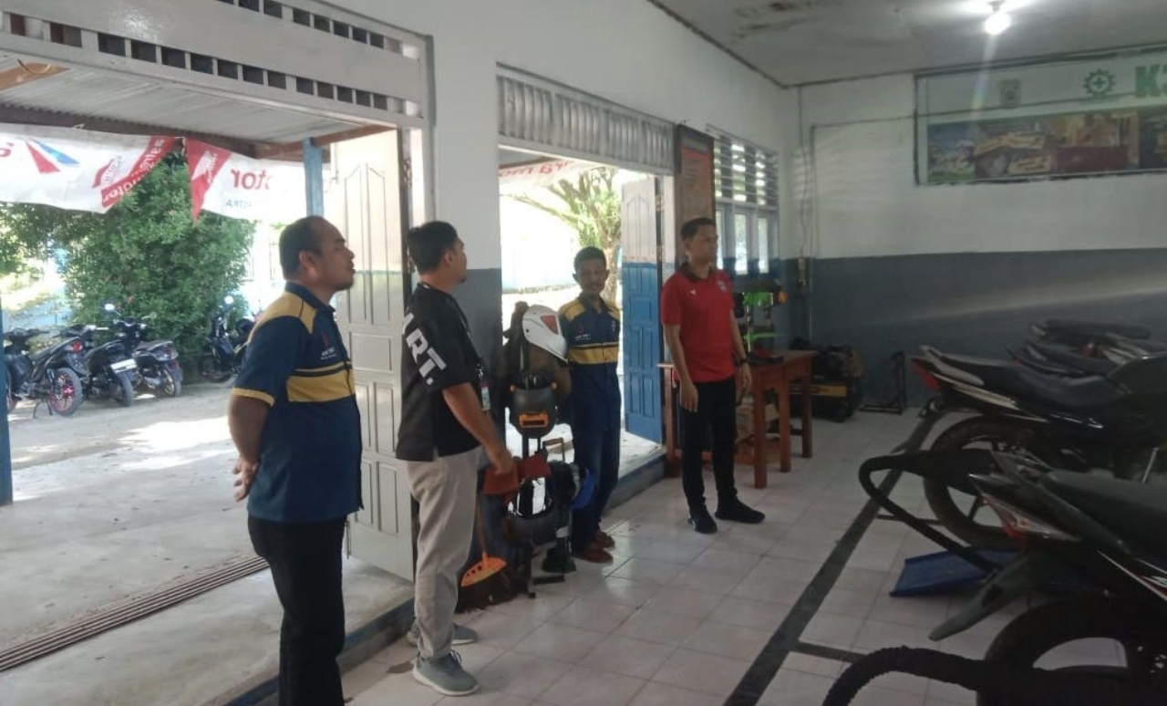 Astra Motor Papua Tinjau Kesiapan Standarisasi Laboratorium Teknik Sepeda Motor di SMK Negeri 1 Aimas