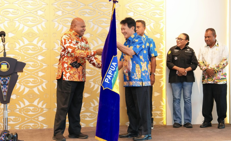 Lepas Kontingen Pesparawi Nasional XIV, Gubernur Fakhiri: Bernyanyilah untuk Kemuliaan Nama Tuhan