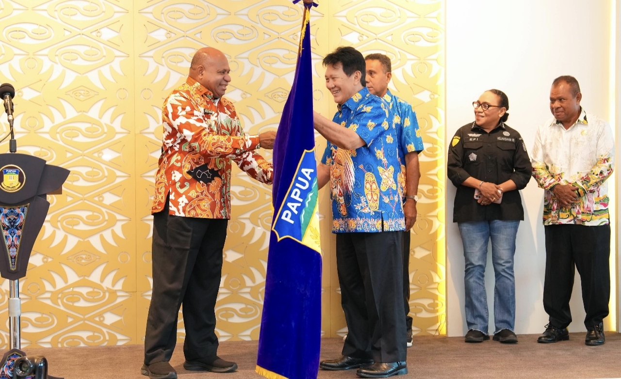 Lepas Kontingen Pesparawi Nasional XIV, Gubernur Fakhiri: Bernyanyilah untuk Kemuliaan Nama Tuhan