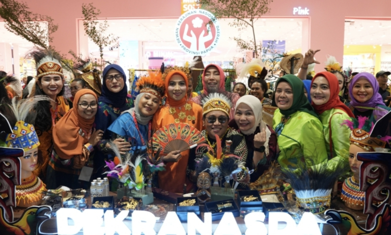Stan Dekranasda Papua Curi Perhatian di HUT Dekranas 2026, Ibu Wapres RI Betah Menikmati Karya Perajin