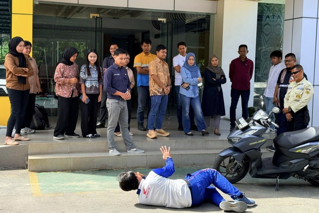Praktik Langsung Safety Riding Berbuah Apresiasi, Astra Motor Papua Raih Penghargaan dari United Tractors Jayapura