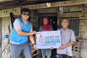 13 Tahun Berteman Pelita dan Teror Hewan Liar, Rumah Karyo Kini Benderang Berkat Light Up The Dream PLN