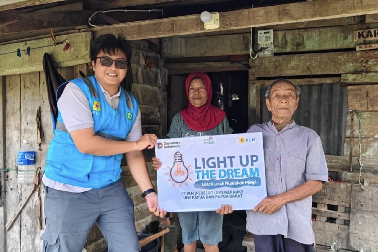 13 Tahun Berteman Pelita dan Teror Hewan Liar, Rumah Karyo Kini Benderang Berkat Light Up The Dream PLN