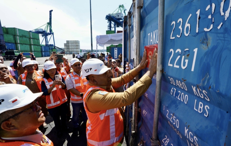 Dorong Penguatan Ekonomi Berbasis Potensi Lokal, Wagub Papua Lepas Pengiriman 30 Ton Kopra Sarmi