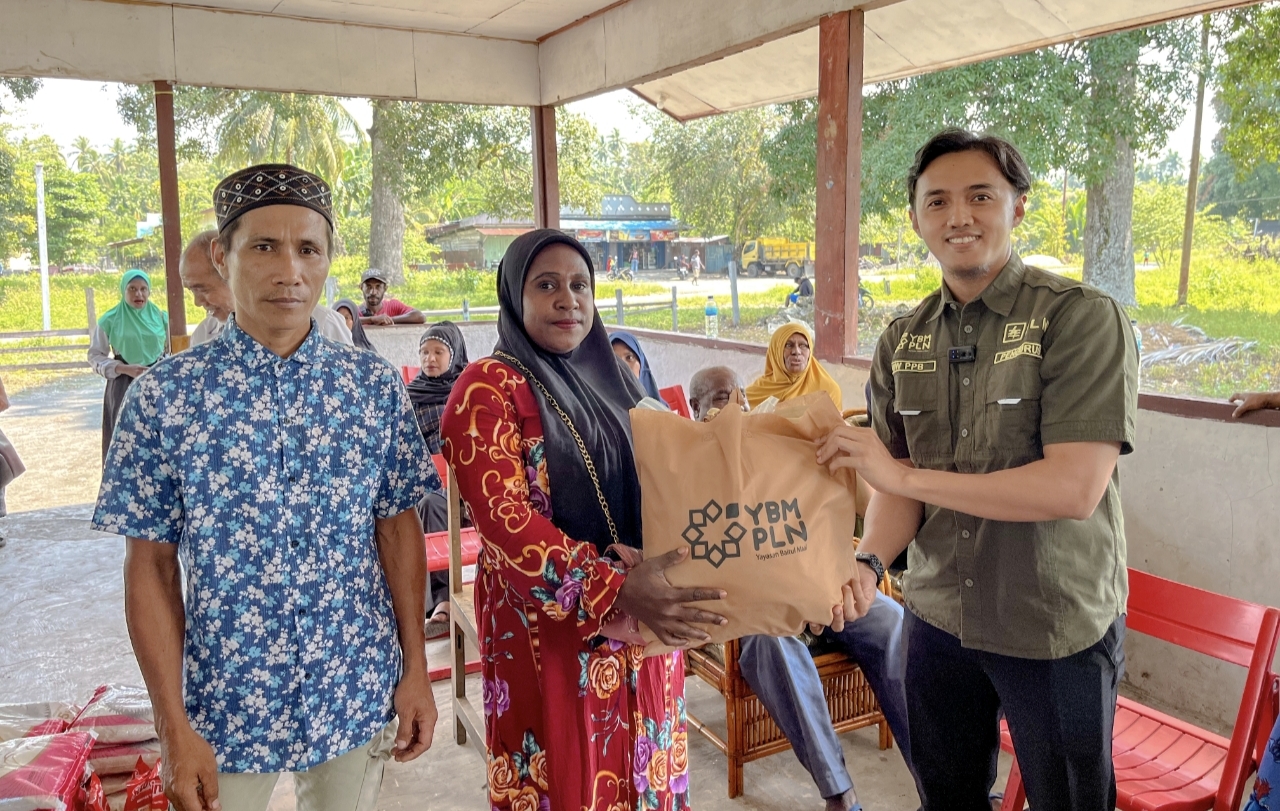 Tingkatkan Kesejahteraan Warga, YBM PLN Salurkan Beasiswa dan Modal Usaha di Kampung Nengke, Kabupaten Sarmi