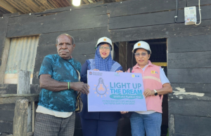 Hadirkan Terang Lewat Program Light Up The Dream, PLN Sambung Listrik Gratis bagi 50 Keluarga Prasejahtera di Tanah Papua