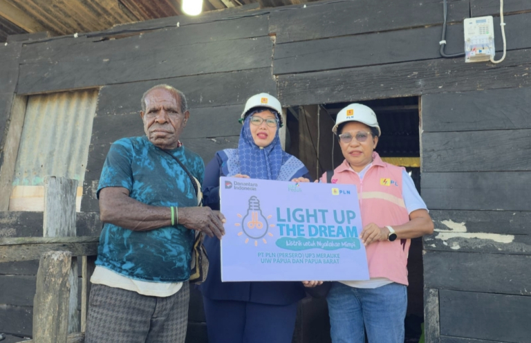 Hadirkan Terang Lewat Program Light Up The Dream, PLN Sambung Listrik Gratis bagi 50 Keluarga Prasejahtera di Tanah Papua