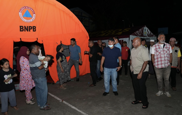 Tengah Malam, Gubernur MDF dan Wagub Aryoko Kunjungi Korban Kebakaran Dok V