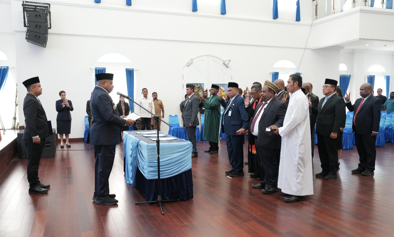Gubernur MDF Lantik 16 Pejabat Pemprov Papua, Ini Daftarnya