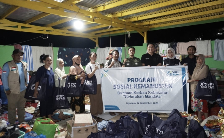 YBM PLN Salurkan Bantuan Logistik dan Penerangan bagi Korban Kebakaran Dok V Bawah