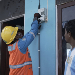 Aksi Heroik Petugas PLN Sorong Selamatkan Balita di Pinggir Jalan, Tuai Pujian Warga