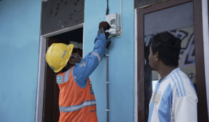 Aksi Heroik Petugas PLN Sorong Selamatkan Balita di Pinggir Jalan, Tuai Pujian Warga