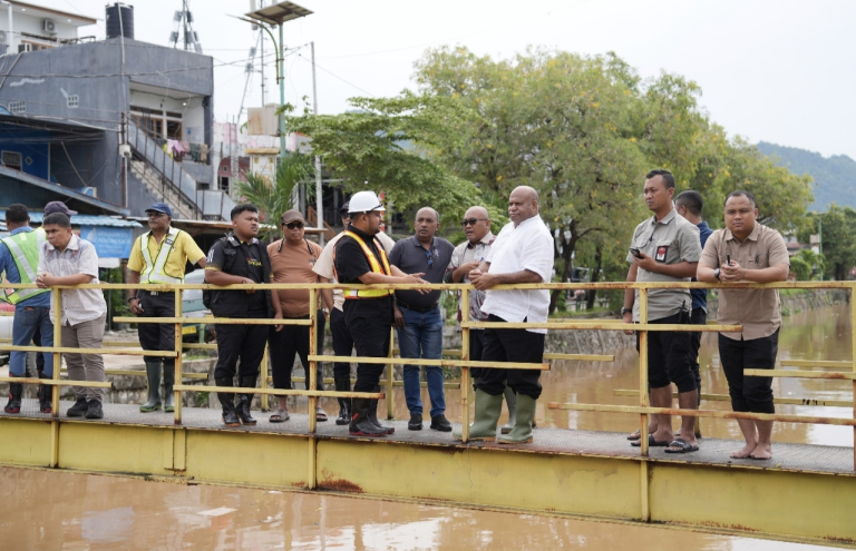 Banjir Kepung Jayapura, Gubernur MDF Turlap Siapkan Solusi